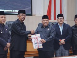 Pimpin Rapat Paripurna, Budi Azhar Serahkan Rekomendasi LKPJ 2025 kepada Bupati Asep Japar