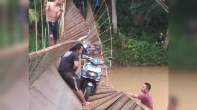 Tali Seling Putus, Jembatan Penghubung Dua Kampung di Tegalbuleud Roboh: 5 Orang Luka-luka