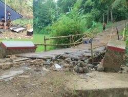 Negara Absen, Warga Bantargadung Patungan Rp7 Juta Demi Sambung Jembatan Putus