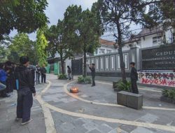 Peringati May Day dan Hardiknas, Mahasiswa UMMI Demo di Depan DPRD Kota Sukabumi