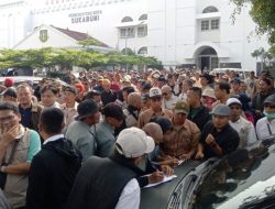 Merasa Dibohongi Janji Kampanye Walikota, RT/RW Sekota Sukabumi Gerudug  DPRD