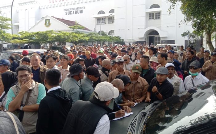 Merasa Dibohongi Janji Kampanye Walikota, RT/RW Sekota Sukabumi Gerudug DPRD