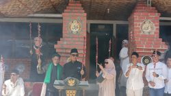 Kapolresta Sukabumi bersama Pimpinan Ponpes Alfath saat membuka kegiatan sate terpanjang di Hari Idul Adha