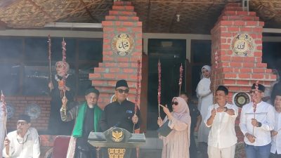 Kapolresta Sukabumi bersama Pimpinan Ponpes Alfath saat membuka kegiatan sate terpanjang di Hari Idul Adha