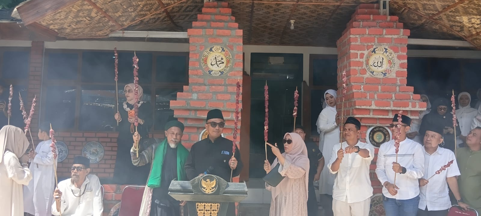 Kapolresta Sukabumi bersama Pimpinan Ponpes Alfath saat membuka kegiatan sate terpanjang di Hari Idul Adha