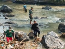 Karya Bakti TNI Bersihkan Sungai Cimandiri, Dukung Peresmian Jembatan Garuda Aryadifa