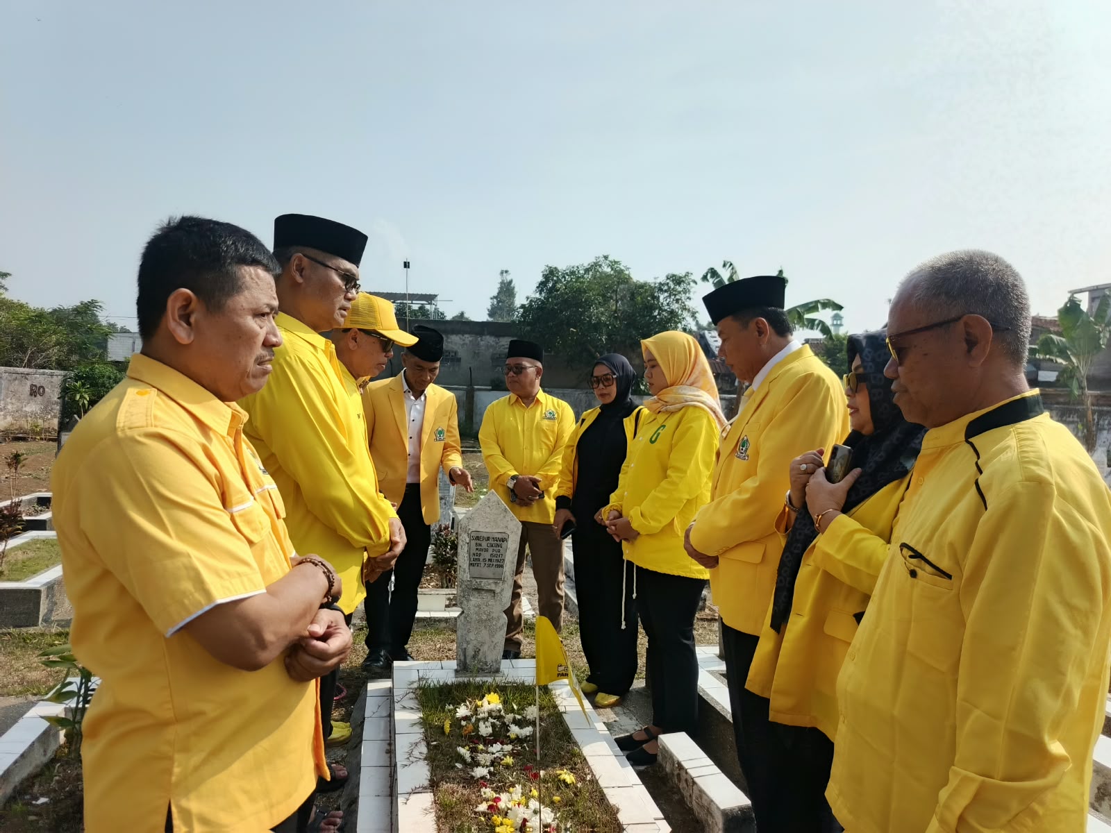 HUT ke-62 Golkar, DPD Kota Sukabumi Ziarah ke Makam Pahlawan dan Gelar Doa Bersama